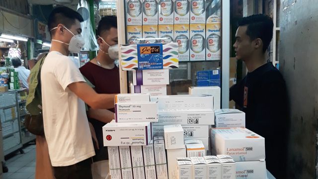 Dua Warga Asing Borong Masker Mulut di Pasar Pramuka, Jakarta, Sabtu (1/2). Foto: Ema FItriyani/kumparan