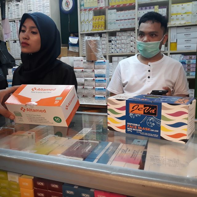 Beberapa merek masker yang dijual di Pasar Pramuka, Jakarta, Minggu (1/2). Foto: Ema Fitriyani/kumparan