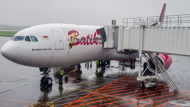 Pesawat tipe A-330 milik Batik Air melakukan persiapan untuk menjemput WNI di Wuhan, China, di Bandara Soekarno-Hatta, Tanggerang, Sabtu (1/2). Foto: ANTARA FOTO/Muhammad Iqbal
