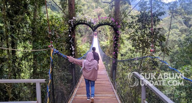 Jembatan gantung kedua yang berada di Situ Gunung, Kadudampit, Sukabumi. | Sumber Foto:Oksa BC