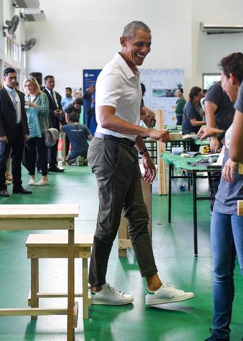 Pakai celana chino, kaos polo, dan sneakers, Barack Obama dipuji netizen. Foto: Mohd RASFAN / AFP