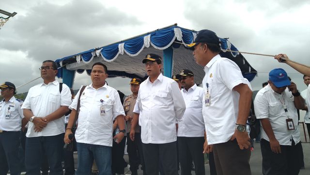 Menteri Perhubungan RI, Budi Karya saat mengunjungi proyek Pelabuhan Malarko di Karimun. Foto: Khairul S/kepripedia.com