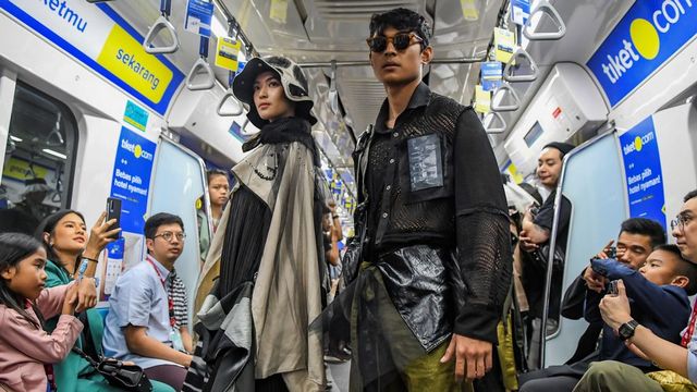 Model berpose saat memperagakan busana pada acara Fashion Rock 2020 di Stasiun MRT Jakarta, Jumat (31/1). Foto: ANTARA FOTO/Muhammad Adimaja