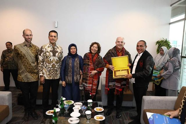 Edy Rahmayadi memberikan cinderamata kepada Dubes Joseph R. Donovan Jr. Foto : Humas Sumut.