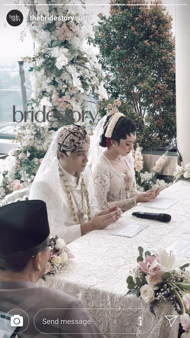 Isyana Sarasvati dan Rayhan Maditra usai ijab kabul, Minggu (2/2/2020). Foto: Instagram/@thebridestory