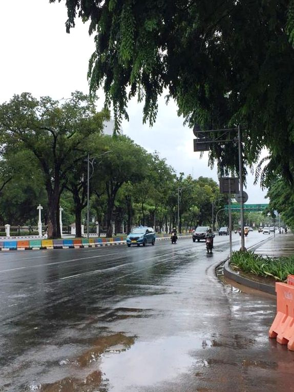 Sejumlah kendaraan melintasi Jalan Merdeka Utara, Jakarta Pusat, setelah genangan air surut, Minggu (2/2/2020). Foto: Andesta Herli Wijaya/kumparan