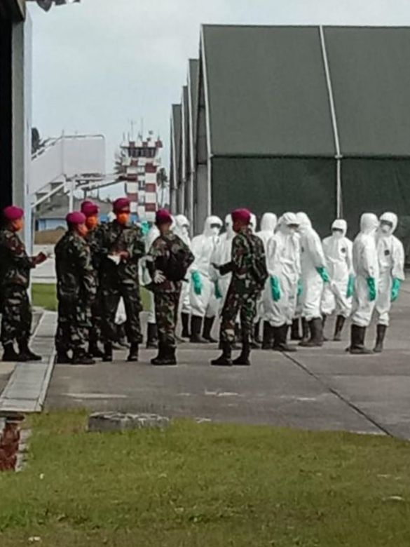 Petugas bersipa menyambut kedatangan WNI dari Wuhan di Lanud Raden Sajad, Natuna. Foto: Dok. Istimewa