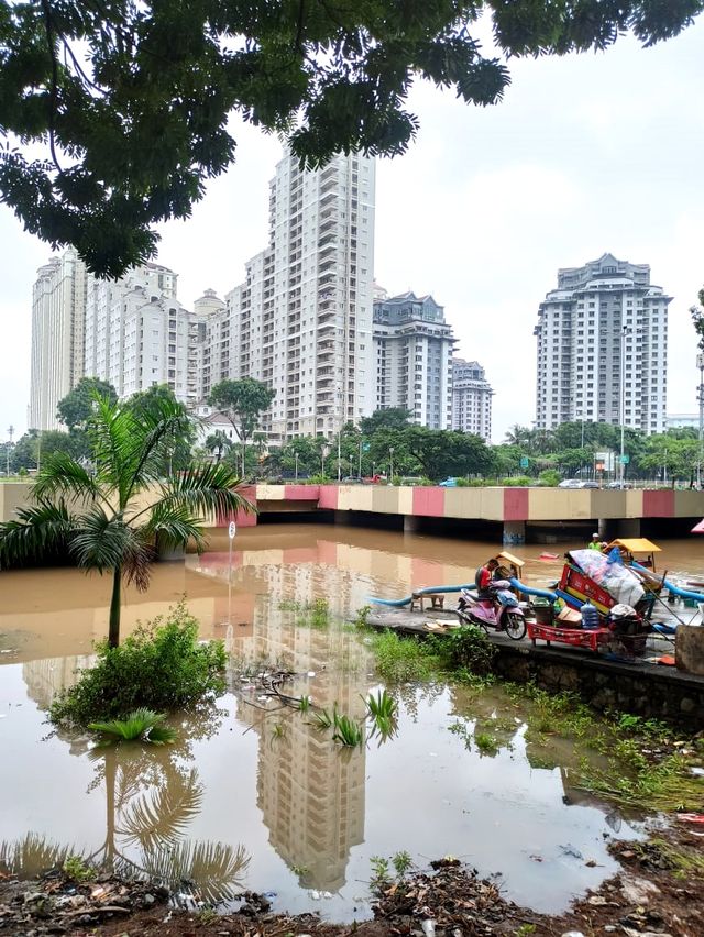 Petugas menggunakan pompa air untuk menyedot banjir yang menggenang di Underpass Kemayoran, Jakarta Pusat. Foto: Helmi Afandi/kumparan