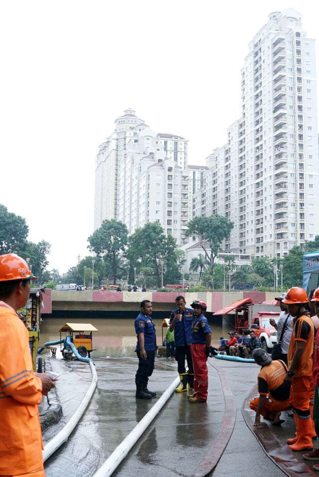 Petugas menyiapkan selang untuk menyedot banjir yang menggenang di Underpass Kemayoran, Jakarta Pusat, Minggu (2/2/2020). Foto: Helmi Afandi/kumparan