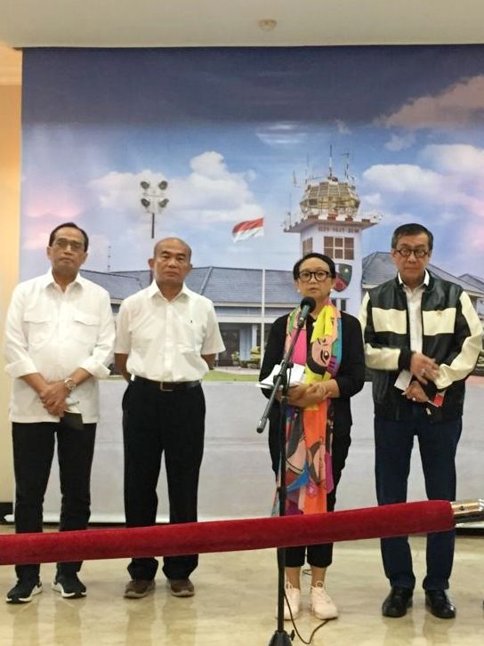 Menlu Retno Marsudi (kedua kanan) bersama sejumlah menteri kabinet Indonesia Maju menggelar konpers kepulangan WNI dari China di Bandara Halim Perdanakusumah. Foto: Andesta Herli Wijaya/kumparan 