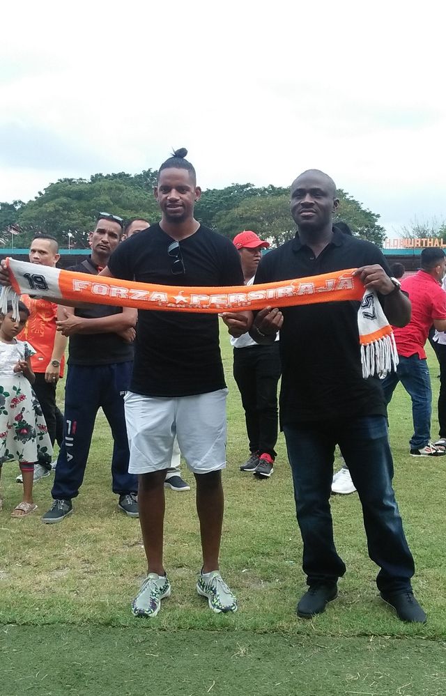 Vanderlei Francisco pemain asing Persiraja asal Brasil (kiri) didampingi agennya saat diperkenalkan ke publik di Stadion H Dimurthala, Banda Aceh. Foto: Husaini/acehkini