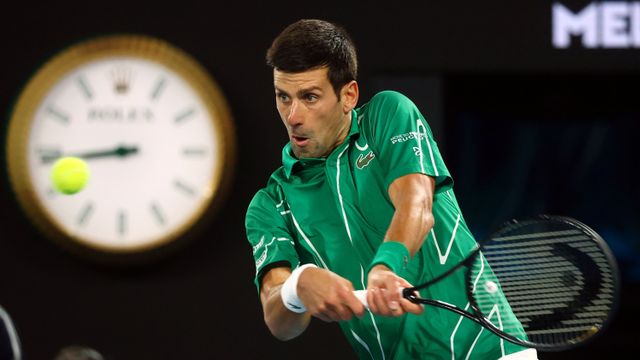 Petenis Novak Djokovic berusaha membalikkan bola pada pertandingan final Australia Open 2020 di Melbourne Park, Australia.  Foto: REUTERS/Kai Pfaffenbach