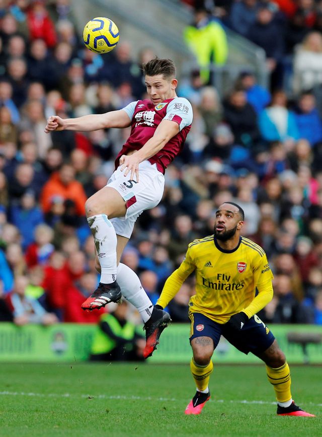 Pemain Arsenal Alexandre Lacazette (kanan) berusaha merebut bola dari pemain Burnley pada lanjutan Premier League di Stadion Turf Moor, Burnley, Inggris. Foto: REUTERS/Jason Cairnduff