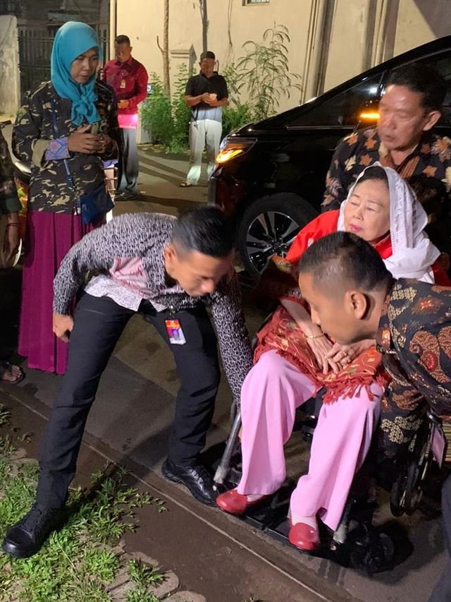 Sinta Nuriyah Wahid tiba di kediaman almarhum Gus Sholah di Jalan Tandean, Jakarta Selatan. Foto: Mirsan Simamora/kumparan 