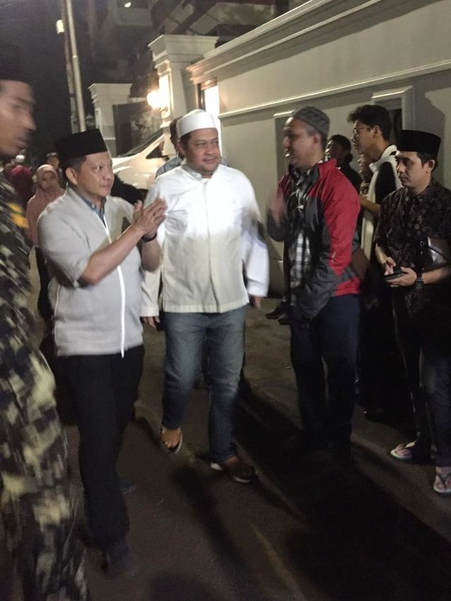 Mendagri Tito Karnavian tiba di kediaman almarhum Gus Sholah di Jalan Kapten Tendean, Jakarta Selatan (2/2).  Foto: Mirsan Simamora/kumparan 