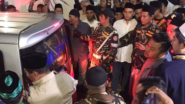 Jenazah almarhum Gus Sholah tiba di kediaman Jalan Kapten Tendean, Jakarta Selatan, Minggu (2/2).  Foto: Mirsan Simamora/kumparan 