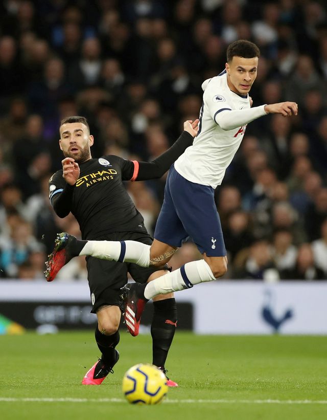 Pemain Tottenham Hotspur Dele Alli berebut bola dengan pemain Manchester City Nicolas Otamendi pada lanjutan Premier League di Stadion Tottenham Hotspur. Foto: REUTERS / David Klein