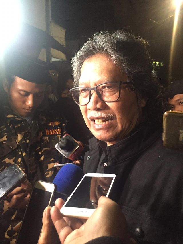 Cak Nun meninggalkan kediaman Gus Sholah Foto: Mirsan Simamora