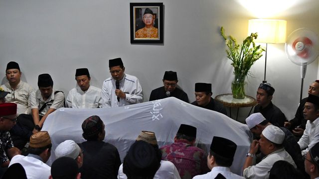 Sejumlah kerabat dan rekan berdoa di depan jenazah KH Salahuddin Wahid atau Gus Sholah di Mampang Prapatan, Jakarta, Senin (3/2/2020) dini hari. Foto: ANTARA FOTO/Aditya Pradana Putra