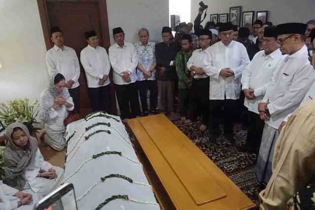Suasana di rumah Jenazah Gus Sholah. Foto: Fanny Kusumawardhani