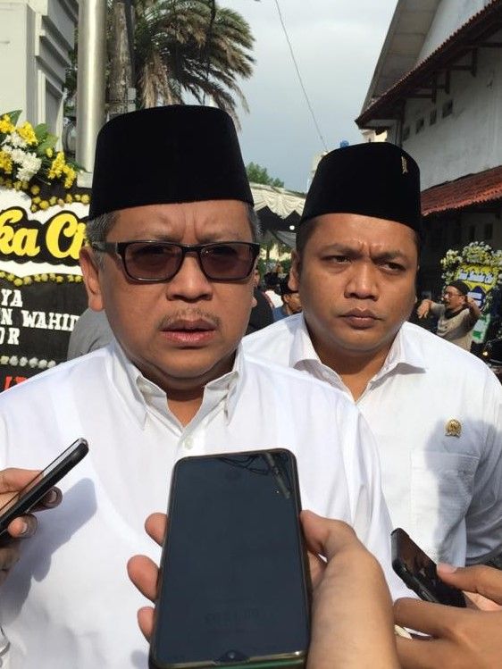 Sekretaris Jenderal PDIP Hasto Kristiyanto di rumah duka Gus Sholah, Tendean, Senin (3/2). Foto: Abyan Faisal/kumparan