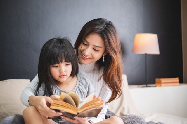 Ilustrasi ibu membacakan dongeng untuk anak. Foto: Shutterstock