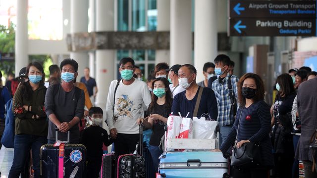 Sejumlah penumpang pesawat mengenakan masker di area Terminal Kedatangan Internasional Bandara Internasional I Gusti Ngurah Rai, Bali, Jumat (31/1/2020). Foto: ANTARA FOTO/Fikri Yusuf
