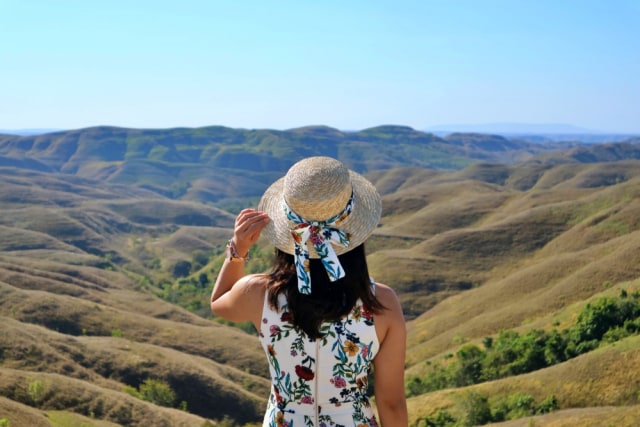 Ilustrasi traveler terpesona keindahan Bukit Wairinding di Sumba Foto: Shutter Stock