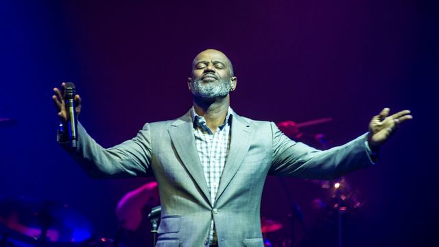 Penampilan Brian Mcknight saat konser di Surabaya. Foto: AFP/Juni Kriswanto