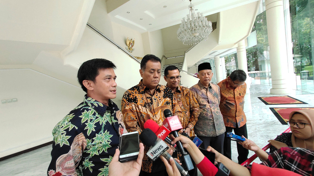 Rektor Universitas, Prof Ari Kuncoro (kedua dari kiri) menjawab pertanyaan wartawan di Kantor Wapres RI, Merdeka Utara, Jakarta Pusat. Foto: Aprilandika Pratama/kumparan
