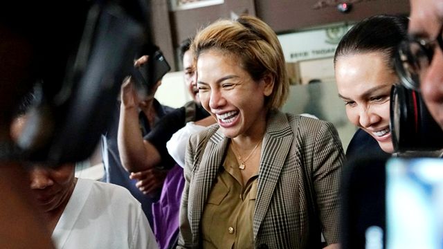 Nikita Mirzani tersenyum saat memasuki ruangan di Kejaksaan Negeri Jakarta Selatan. Foto: Ronny