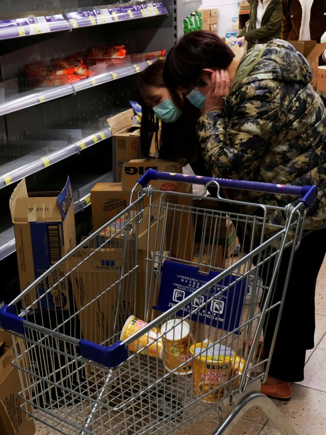 Masyarakat menggunakan masker membeli makanan di Hong Kong. Foto: REUTERS / Tyrone Siu