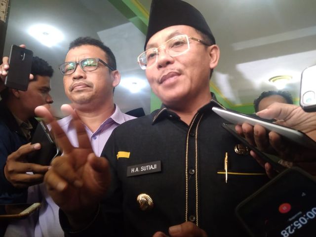 Wali Kota Malang, Sutiaji saat mengunjungi sekolah yang diduga ada siswa yang mengalami kekerasan, Senin (3/2/2020). (Foto: Khusnul Hasana)