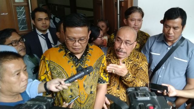 Kuasa hukum tim advokasi banjir Jakarta Azas Tigor Nainggolan saat sidang perdana di Pegadilan Negeri Jakarta Pusat, Senin (3/2). Foto: Fachrul Irwinsyah/kumparan