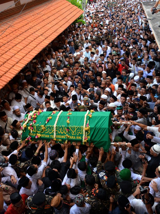 Jenazah almarhum KH Salahuddin Wahid atau Gus Sholah dibawa ke masjid untuk dishalati di Pesantren Tebuireng Jombang, Jawa Timur, Senin (3/2). Foto: ANTARA FOTO/Syaiful Arif