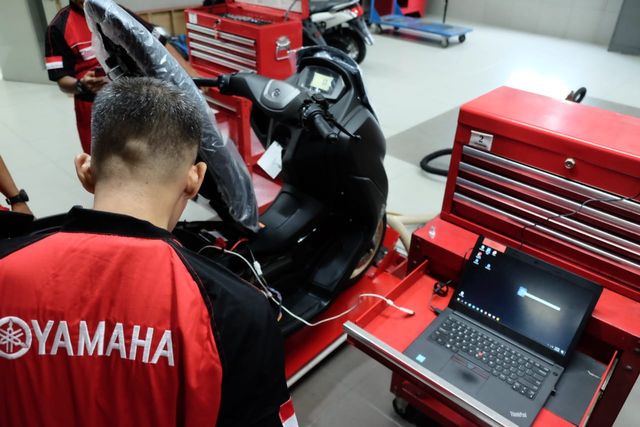 Teknisi sedang mengecek permasalahan engince check menyala pada Yamaha NMax 2020 Foto: Bangkit Jaya Putra/kumparan