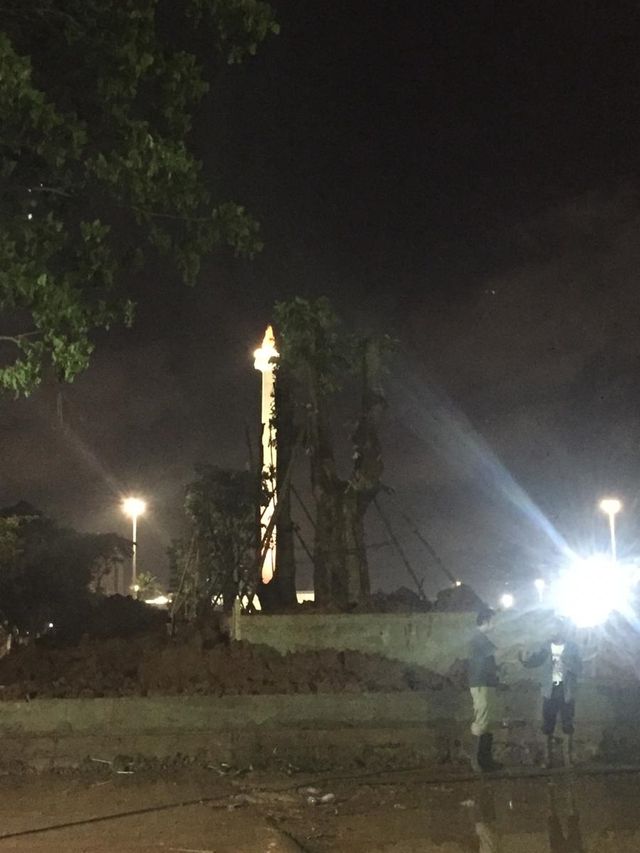 Penanaman pohon di proyek revitalisasi sisi selatan Monas, Senin (3/2). Foto: Efira Tamara Thenu/kumparan