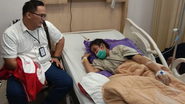 PERWAKILAN PT Hutama Karya saat menjenguk atlet muda voli asal Lipatkain, Kampar Kiri, Kampar, Riau, Riska Rahmadilla, Minggu, 2 Februari 2020, di RS Awal Bross, Pekanbaru. 