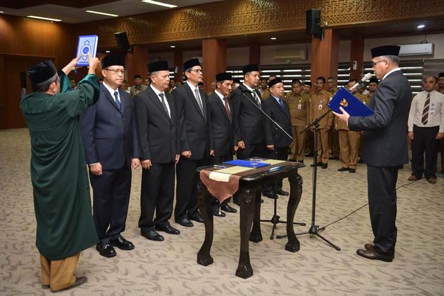 Plt Gubernur Aceh Nova Iriansyah melantik dua komisaris independen dan empat direktur baru PT Bank Aceh Syariah, Senin (3/2). Foto: Humas Setda Aceh 