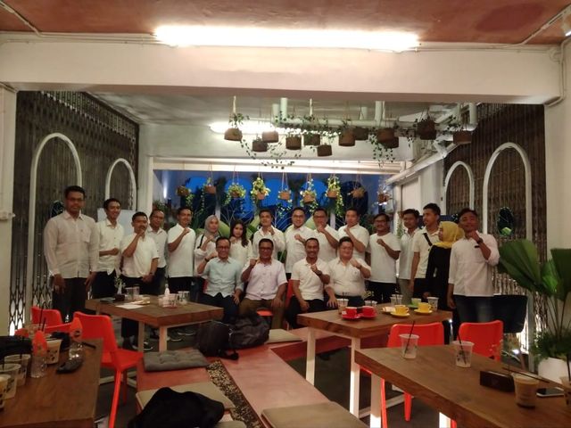 Wakil Wali Kota Malang Sofyan Edi Jarwoko dan Ketua AMPI Richdjoe (duduk) foto bersama para milenial di So Boutique Hostel x Fugu by Vosco Coffe.