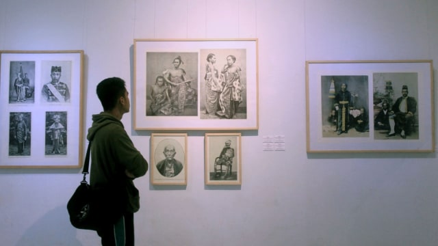 Ilustrasi melihat pameran. Foto: ANTARA FOTO/Andreas Fitri Atmoko