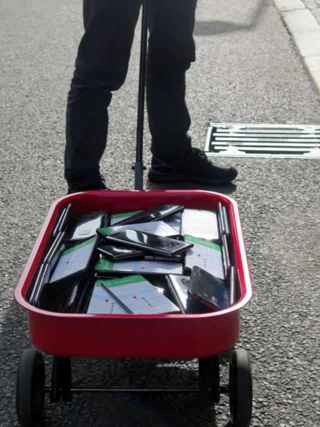 99 smartphone yang dibawa Simon Weckert ke jalan untuk kelabui Google Maps. Foto: Simon Weckert
