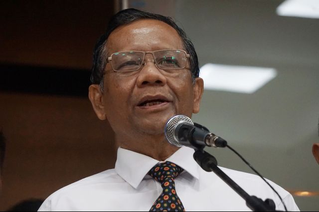 Menteri Koordinator Bidang Politik Hukum dan Keamanan Mahfud MD memberikan keterangan saat bertemu Bupati Natuna Abdul Hamid Rizal. Foto: Fanny Kusumawardhani/kumparan