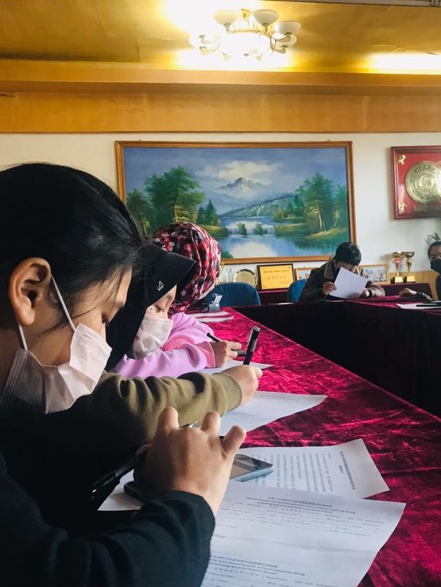 Mahasiswa Asing di Henan University mengisi biodata di kampus. Foto: Rizki Maulida/acehkini