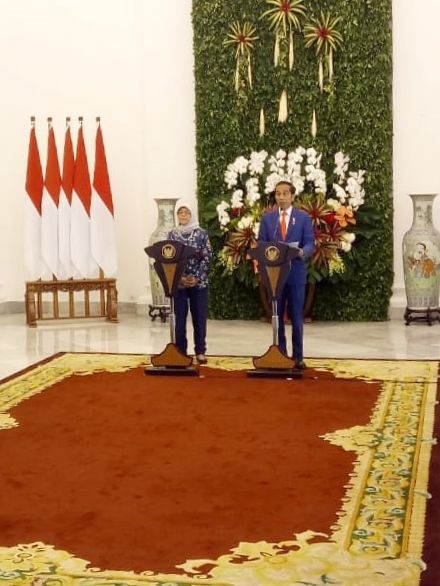 Presiden Joko Widodo (kanan) dan Presiden Singapura Halimah Yacob memberikan keterangan pers bersama di Istana Bogor, Selasa (4/2). Foto: Fahrian Saleh/kumparan 