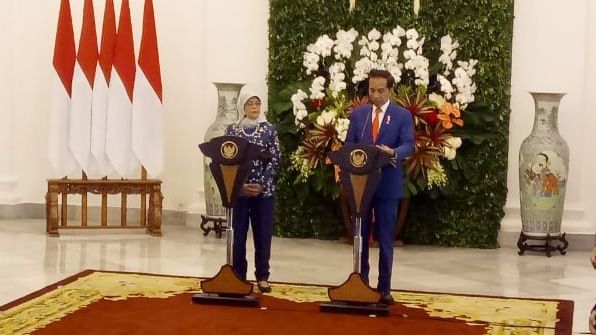 Presiden Joko Widodo (kanan) dan Presiden Singapura Halimah Yacob memberikan keterangan pers bersama di Istana Bogor, Selasa (4/2). Foto: Fahrian Saleh/kumparan 