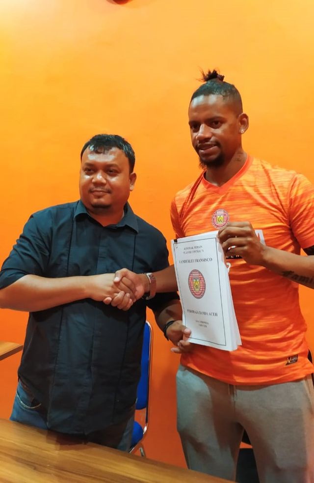 Vanderlei Francisco berfoto dengan Sekretaris Umum Persiraja Rahmat Djailani usai menandatangani kontrak resmi dengan Persiraja, Selasa (4/2). Foto: MO Persiraja