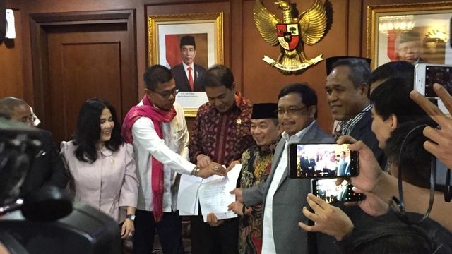 Fraksi Demokrat dan Fraksi PKS saat menyampaikan surat dukungan pembentukan Pansus Angket Jiwasraya ke pimpinan DPR. Foto: Rafyq Panjaitan/kumparan