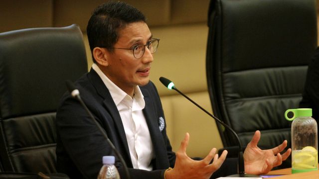 Sandiaga Uno menunjukkan buku #kamioposisi di Kompleks Parlemen, Senayan, Jakarta, Selasa (4/2). Foto: Irfan Adi Saputra/kumparan