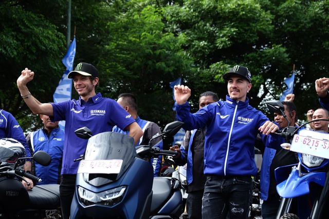 Valentino Rossi dan Maverick Vinales sapa penggemar dan komunitas Yamaha di Tangerang. Foto: Bangkit Jaya Putra